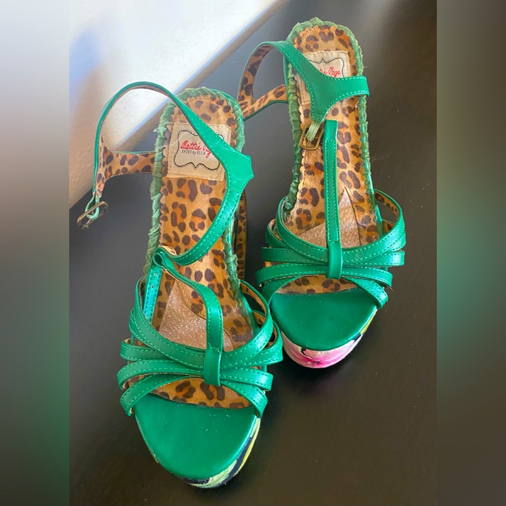 Bettie Page tropical platform wedge.Green strappy sandals w/ tropical platform